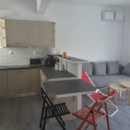 Seaview Apartment In Theheart Of Loutraki Extérieur photo